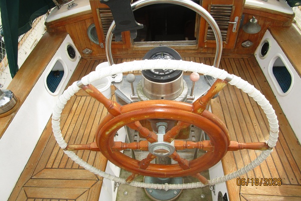 37_-Tayana-Cockpit-helm-173CA.jpg