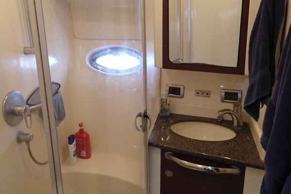 40_-Sea-Ray-Guest-Stateroom-head-0ADFC.jpg