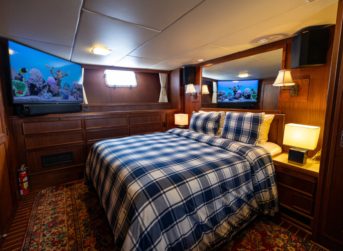 13-Master-Stateroom-7CD04.jpg