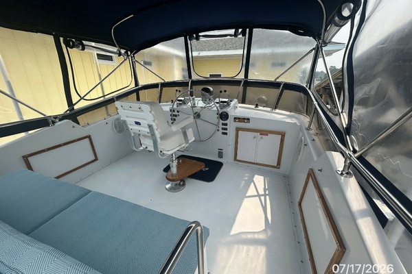 48_-Hatteras-Flybridge-forward-8B497.jpg