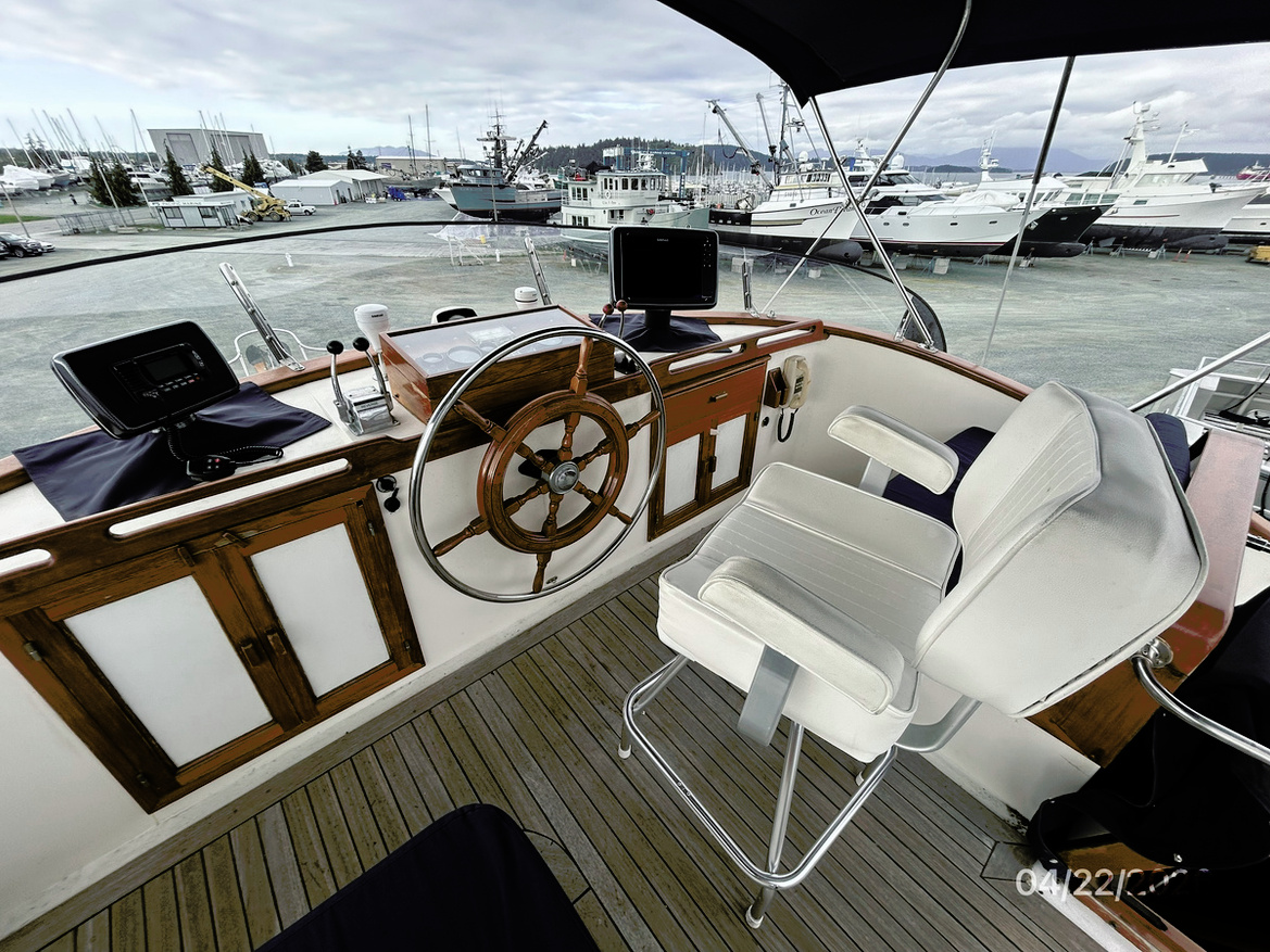 Traveller-flybridge-helm-hr1-4-22-26-301AA.jpg