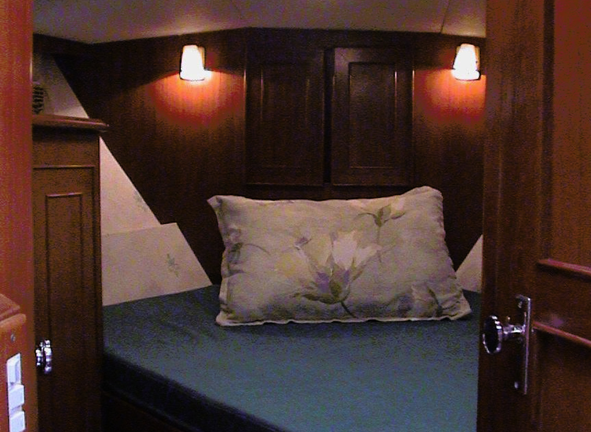 19 Mai Thai 1989 Jefferson 37 Sundeck Forward Stateroom (1).jpg