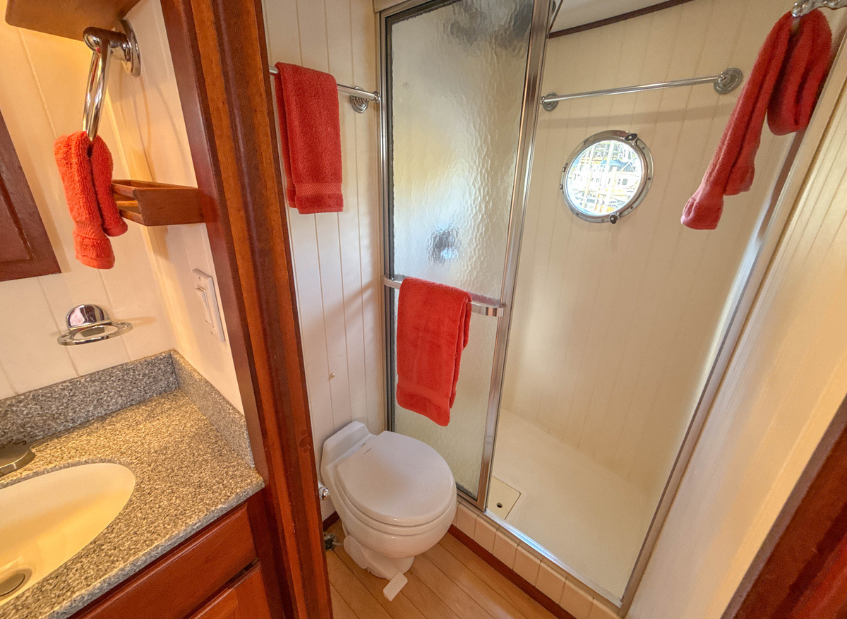 40 LITTLE LADY master ensuite head.jpg