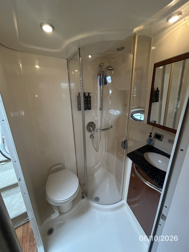 39_-Sea-Ray-Guest-Stateroom-Head-2C80D.jpg