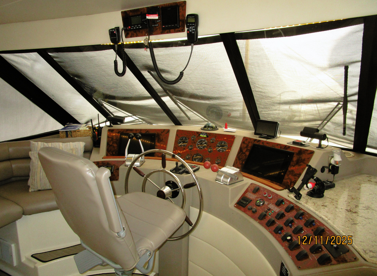 Camelot-pilothouse-helm1-12-11-25-B94AC.JPG