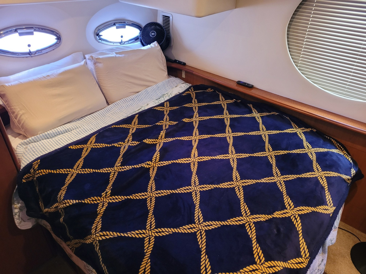 Midnight-Blue-2008-35_-Silverton-master-stateroom-00A67.jpg