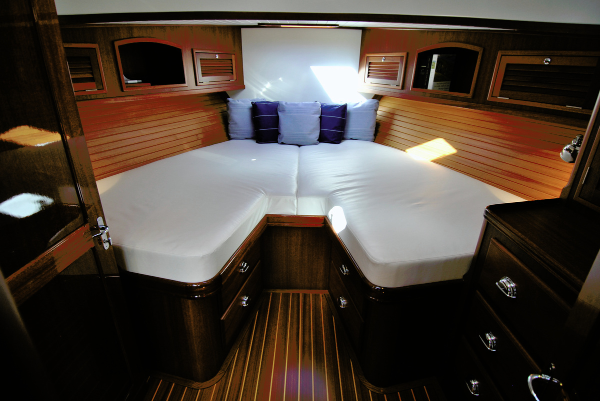 2-Master-Cabin-EC152.JPG