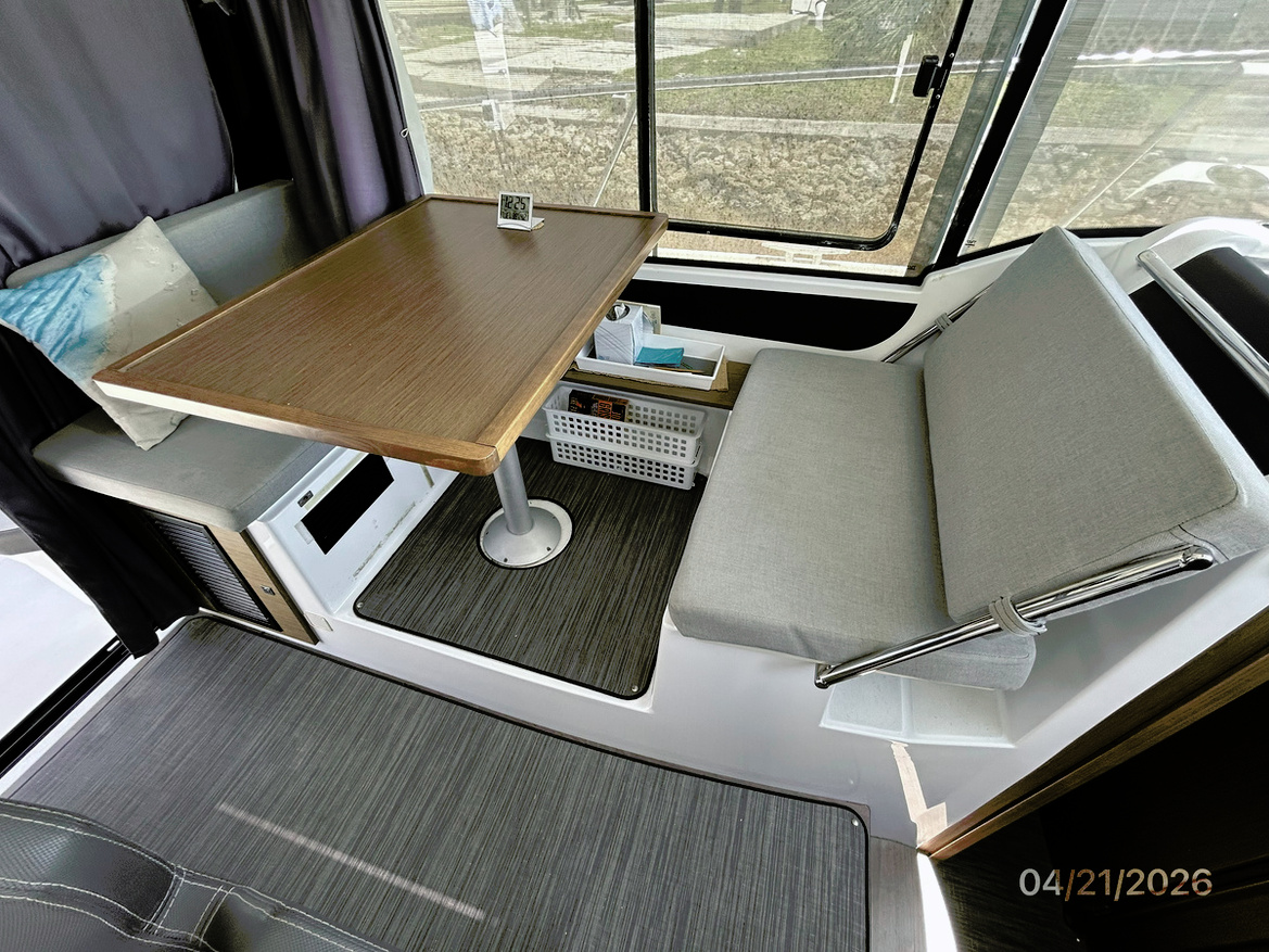 JennaDi-salon-port-settee-hr1-4-21-26-09599.jpg
