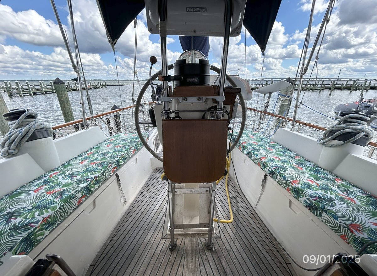 Aurora-cockpit-aft-hr1-9-1-25-EB81D.jpg