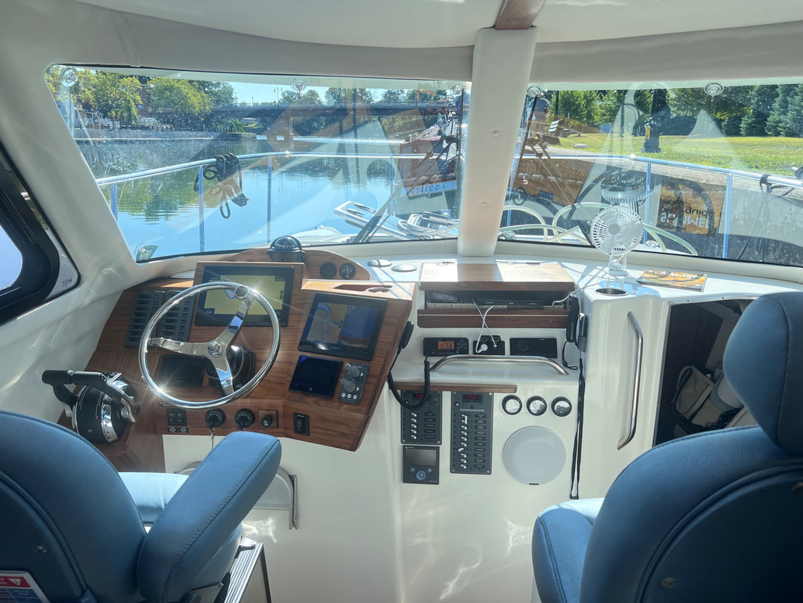 08-Helm-Garmin-Electronics-Powered-On-3AAD5.jpeg