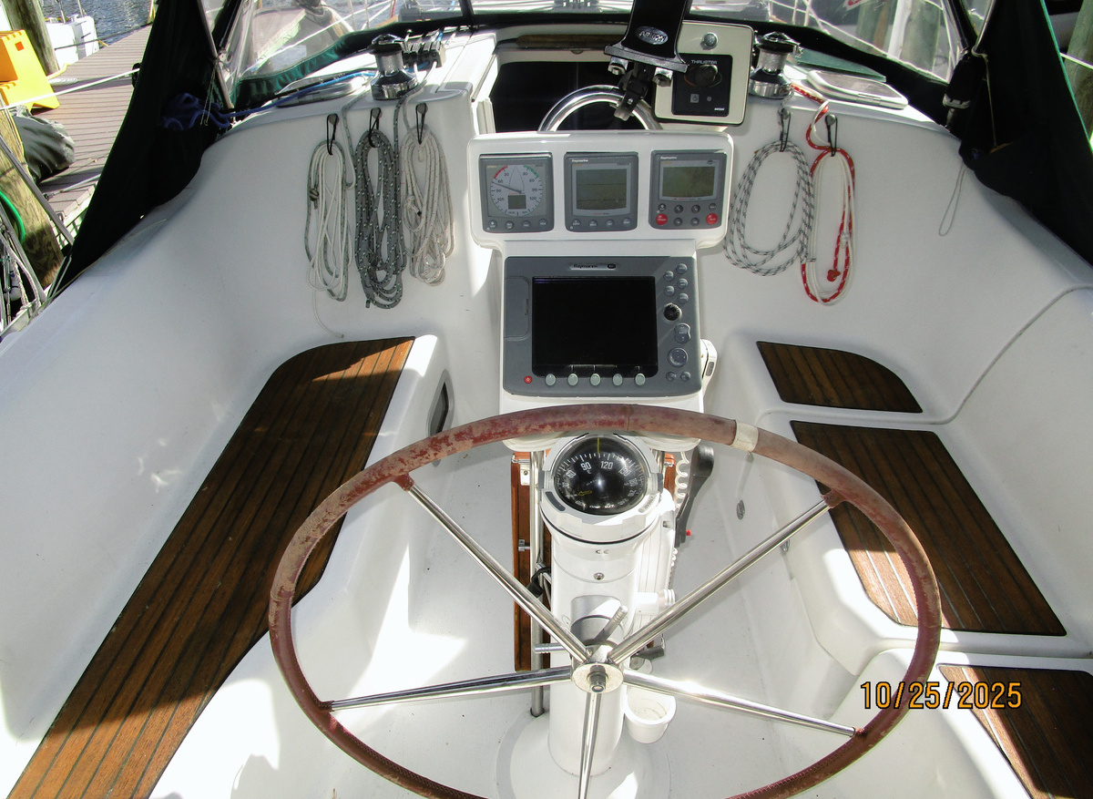 Cool-Breeze-cockpit-helm3-10-25-25-26E18.JPG