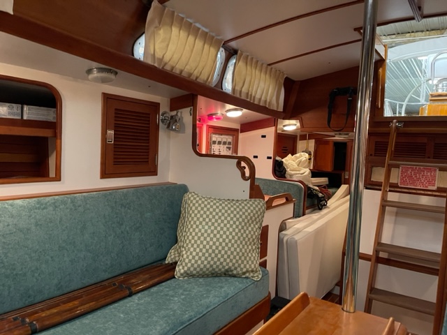 06-Salon-Looking-Aft-AD241.jpg