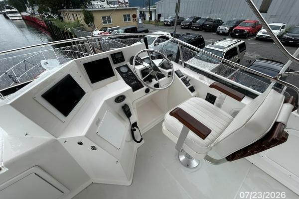 42_-Sabre-flybridge-helm1-22E70.jpg