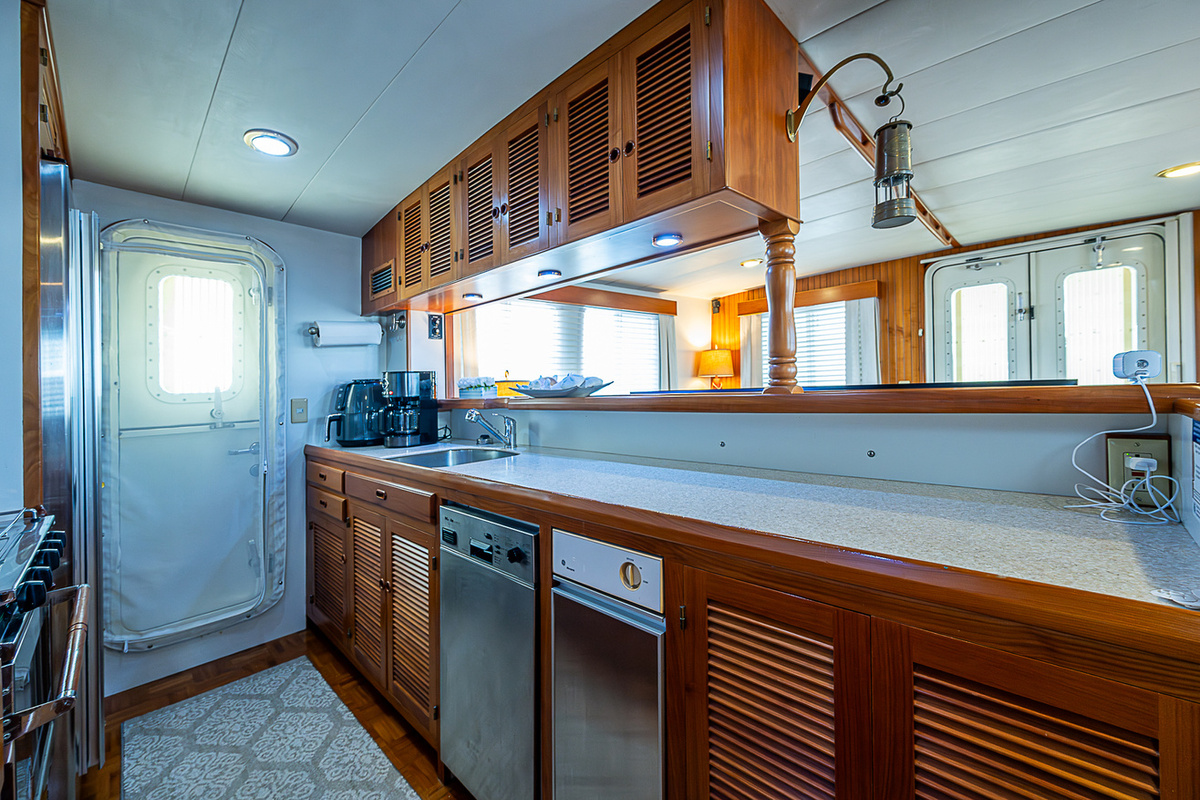 7-58_kadey_krogen_gandolf_galley_3-9935F.jpg