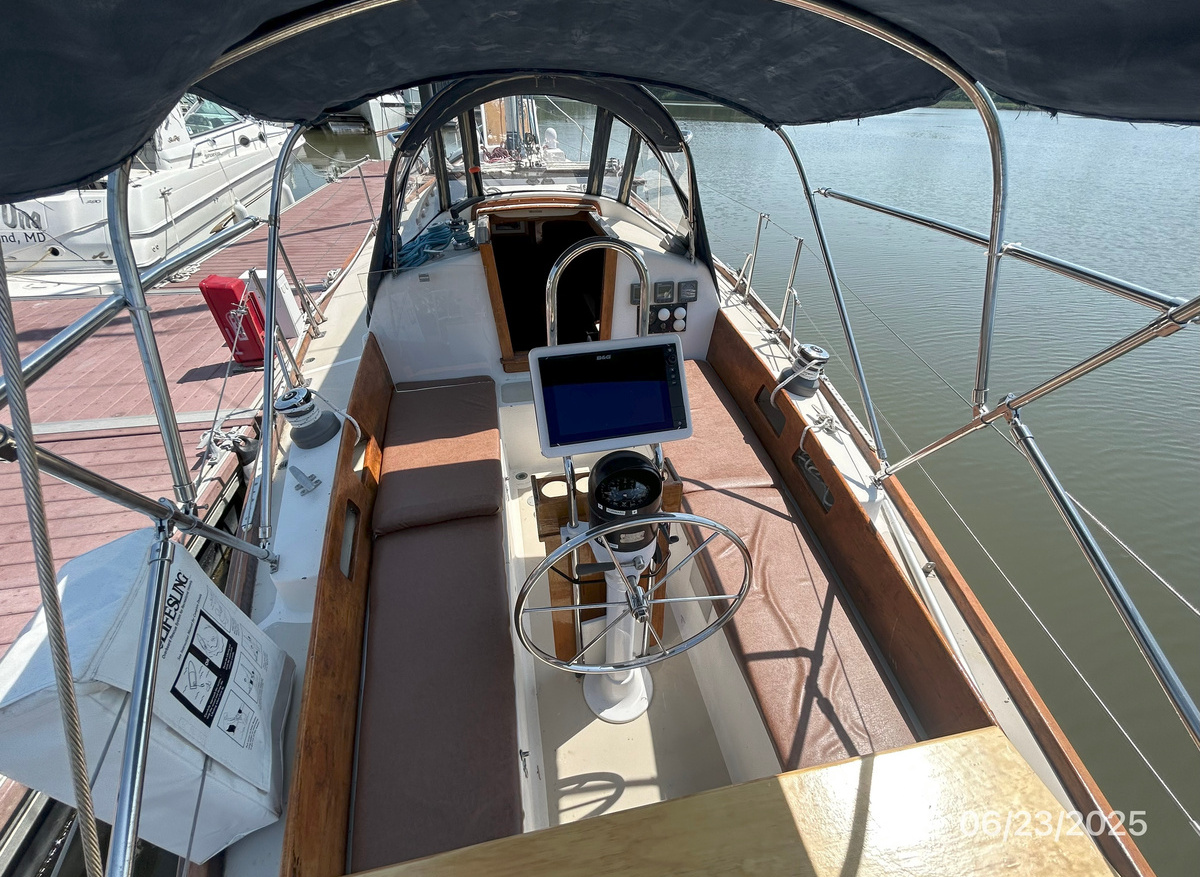 Lilly Pearl cockpit fwd hr1 6-23-25.jpg