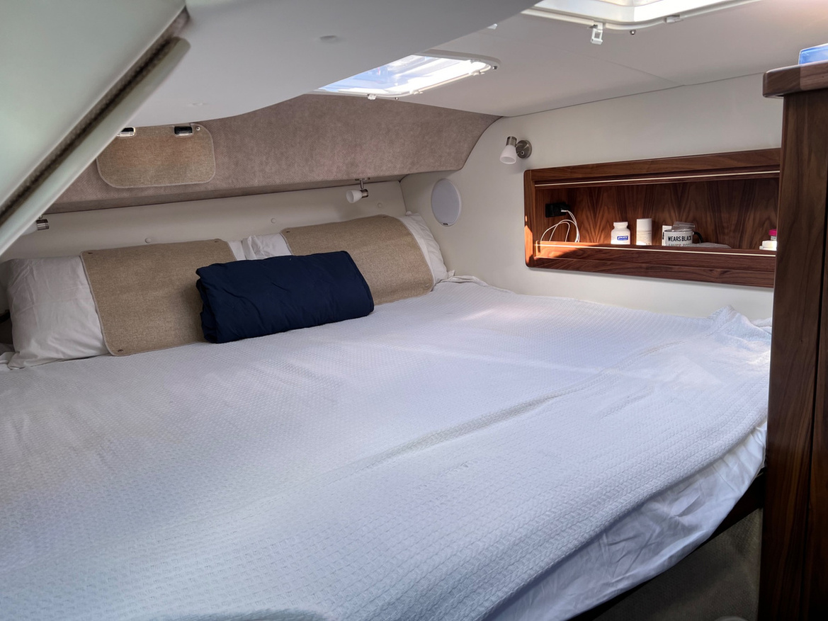 09-Cabin-Clean-Forward-Berth-C9CFD.jpeg