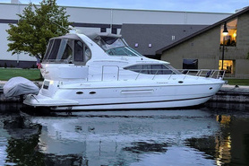 Image of 2000 Cruisers Yachts 4450 Express Motoryacht