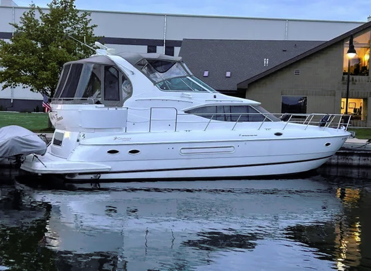 Image of 2000 Cruisers Yachts 4450 Express Motoryacht
