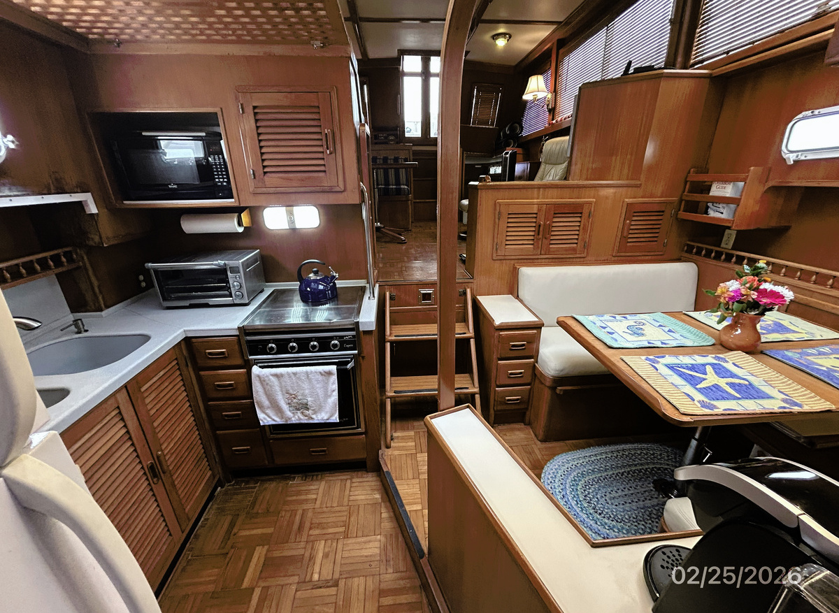 Odyssey-galley-dinette-aft-hr1-2-25-26-1BB95.jpg
