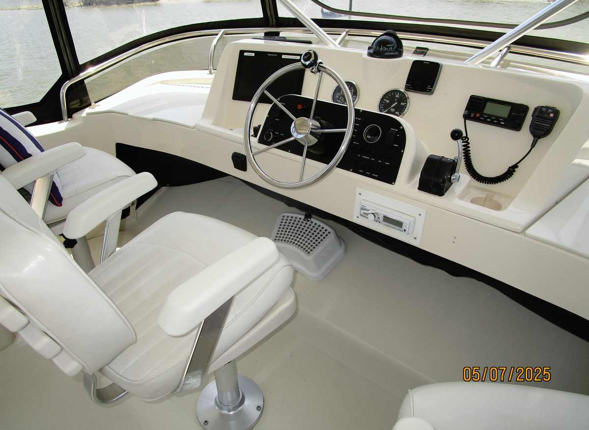 Sojourner flybridge helm1 5-7-25.JPG