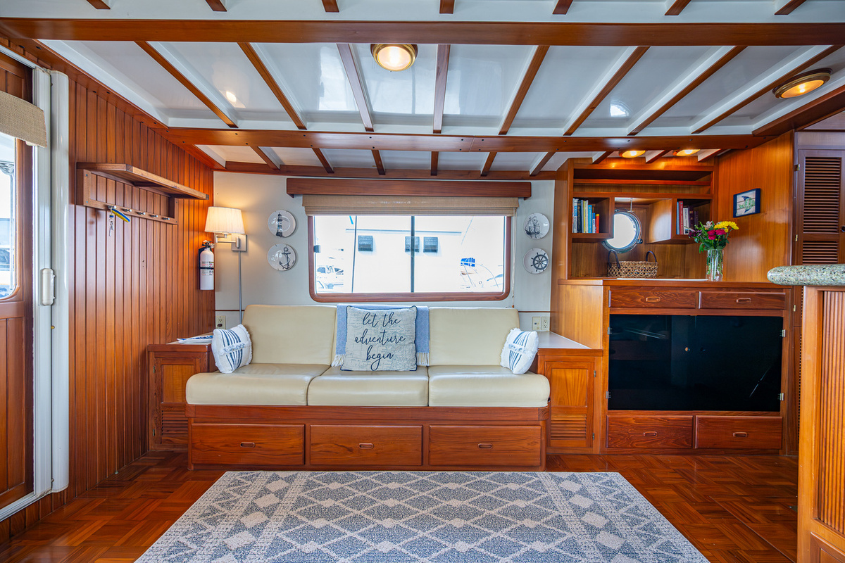 07-Port-Settee-in-Saloon-C63EC.jpg