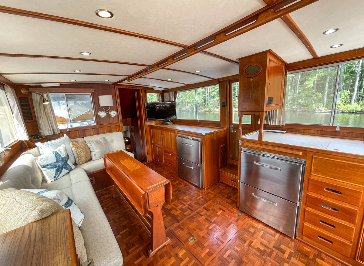 34 TALLULAH Saloon aft.jpg