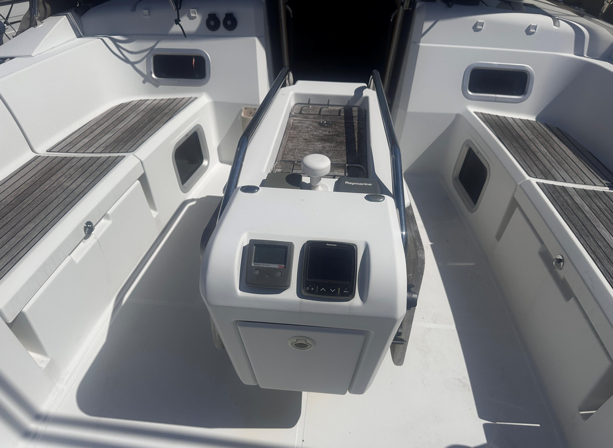 1004-SO509-Cockpit-Table-F4798.JPG