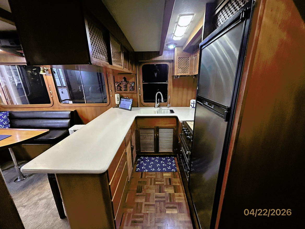 Traveller-galley-hr2-4-22-26-6D7D8.jpg