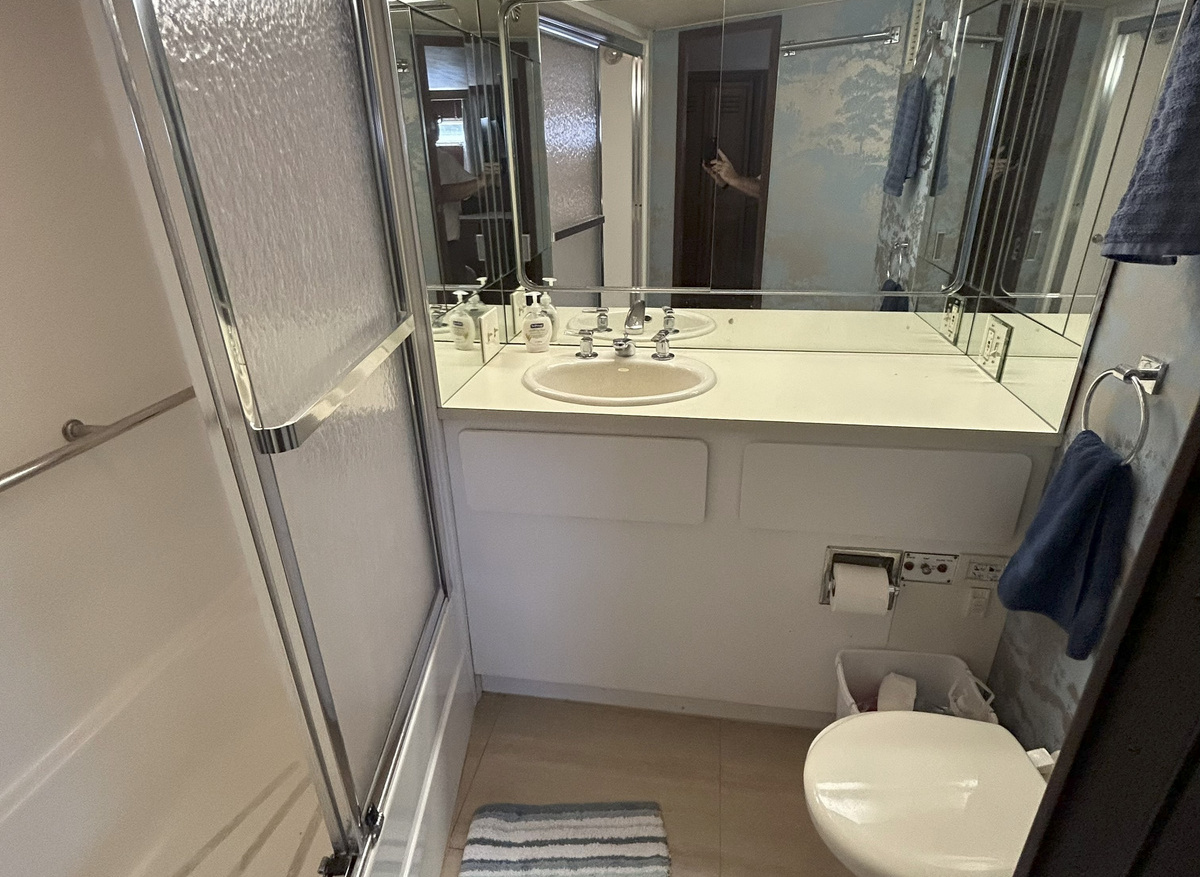 Great Escape master stateroom head-shower hr1 6-24-25.jpg