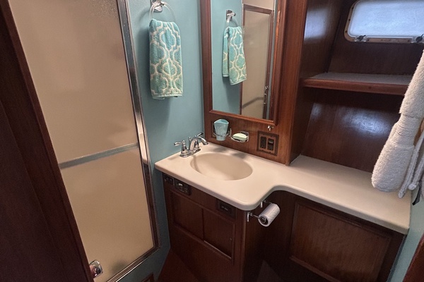 48_-Hatteras-guest-stateroom-head-350BE.jpg