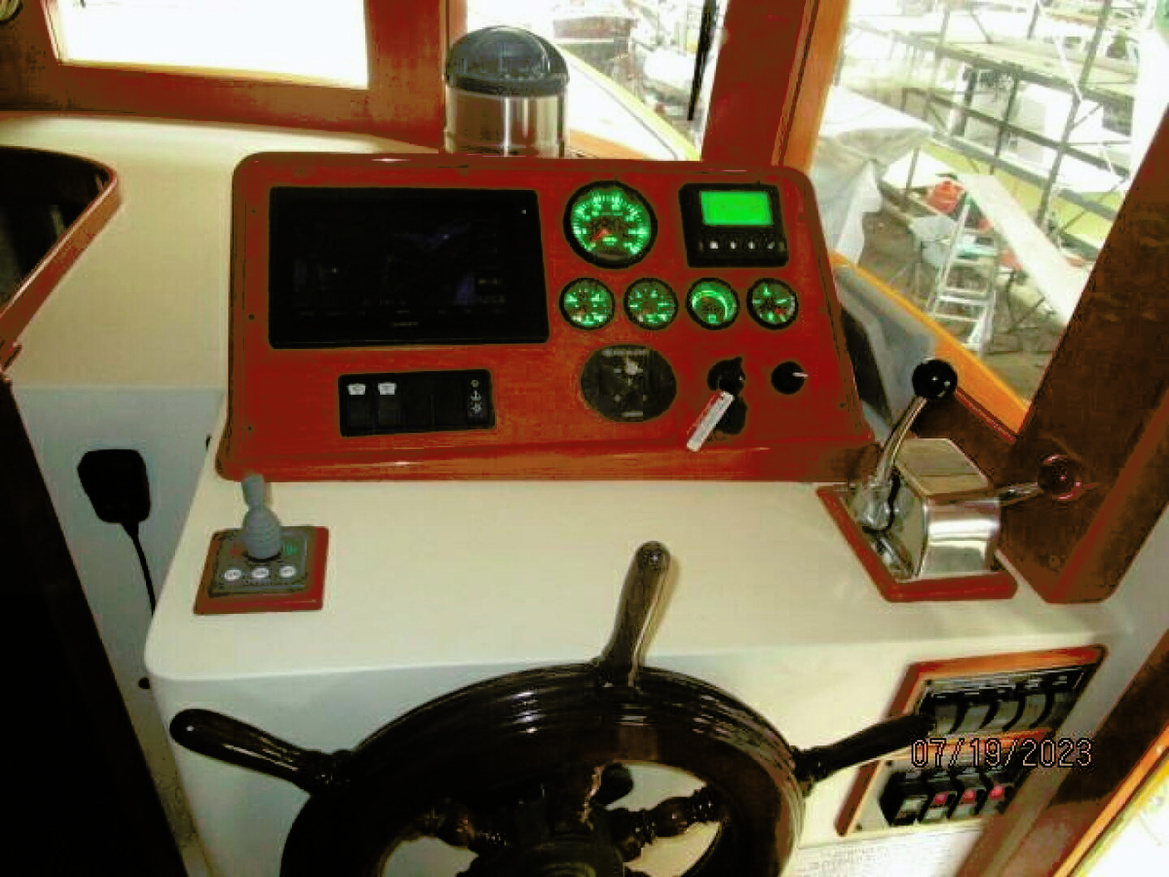 18_2801517_43_flower_pilothouse_helm.jpg