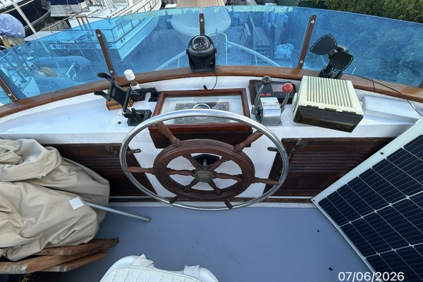 36_-Monk-Flybridge-Helm-Snap-Decision-49B9D.jpg
