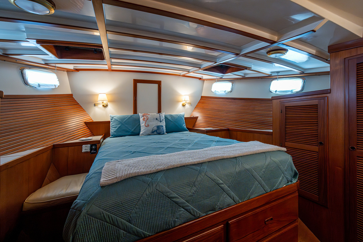 13-Queen-Master-Berth-8EB42.jpg