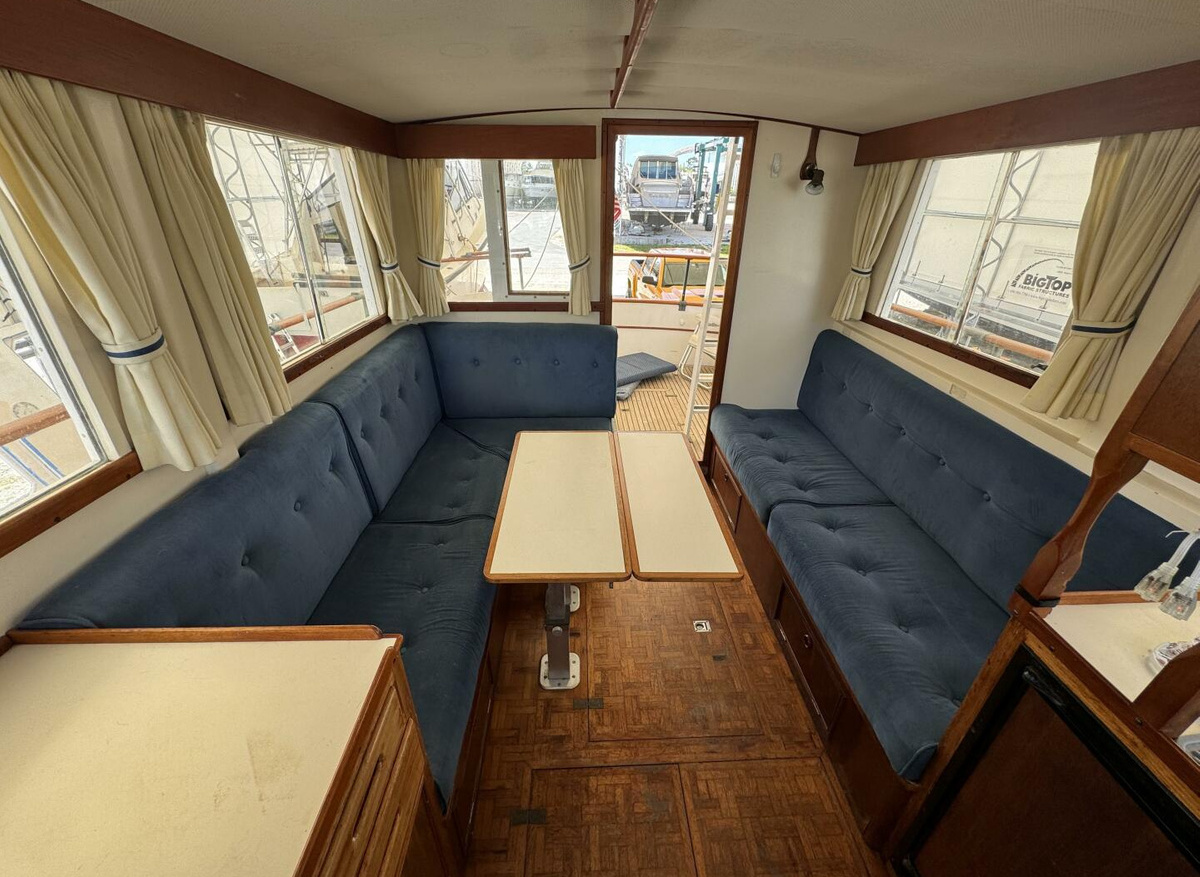 28. GB32 Saloon Table Extended.jpg