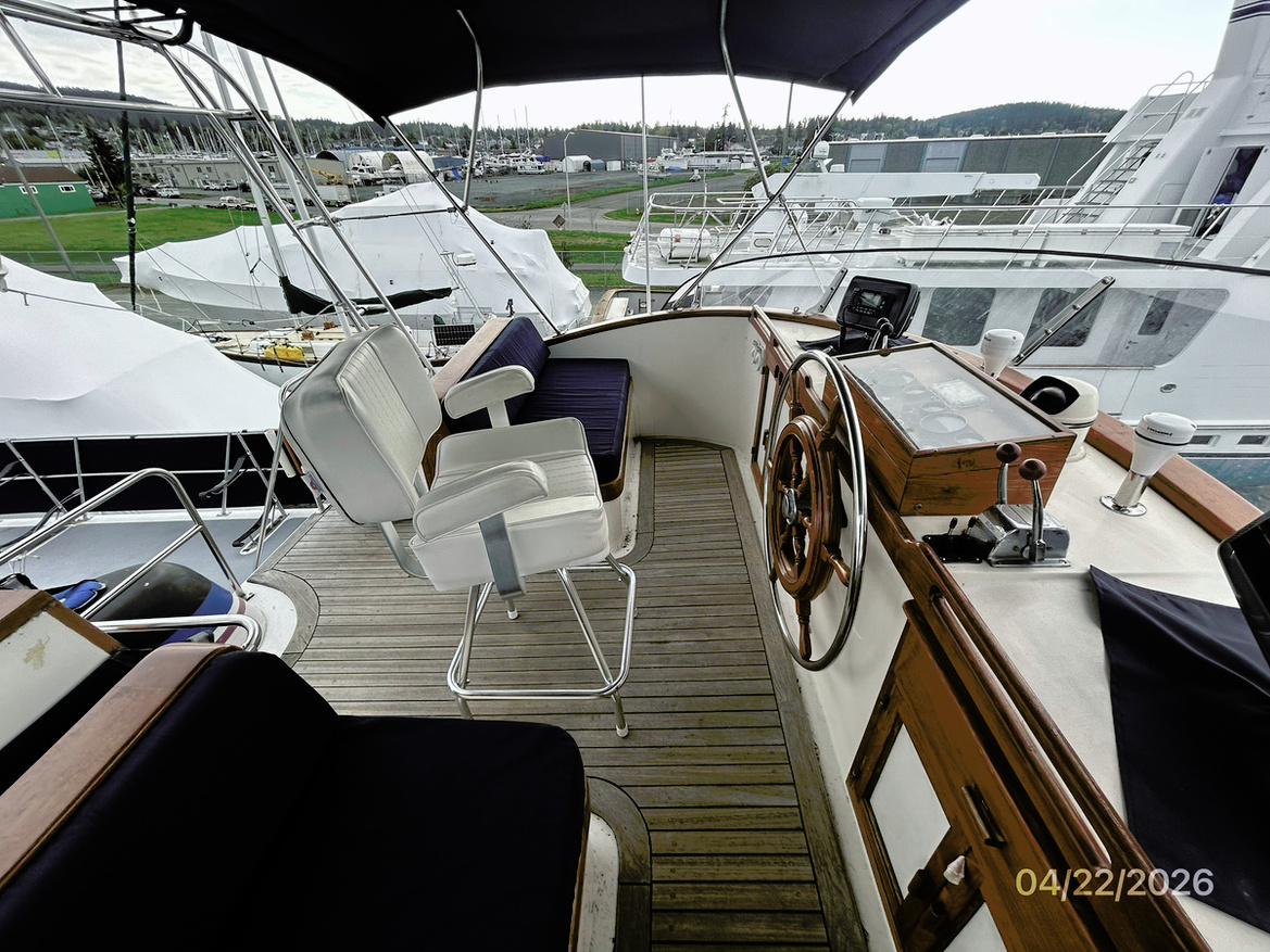 Traveller-flybridge-port-hr1-4-22-26-53BF7.jpg