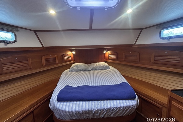 42_-Sabre-master-stateroom-720E5.jpg