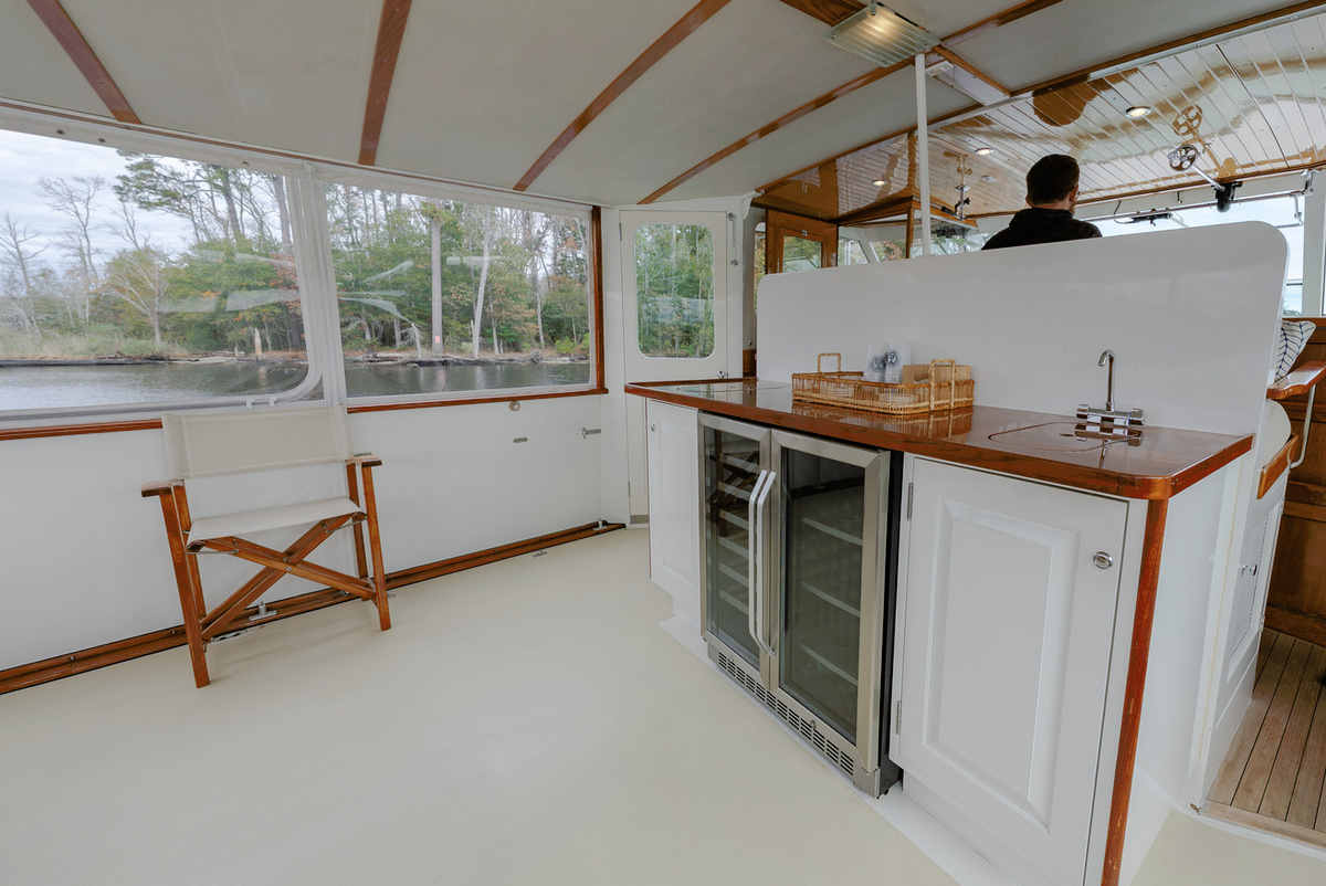 25-aft-deck-wet-bar-DB88C.jpg