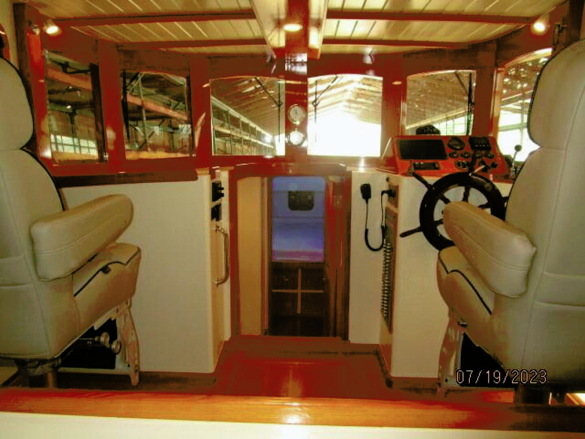 14_2801517_43_flowers_pilothouse_forward.jpg