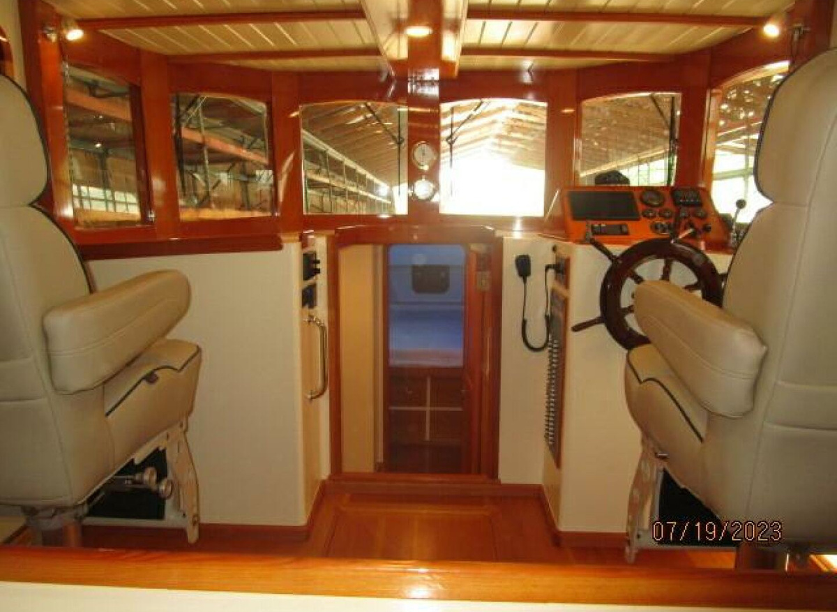 14_2801517_43_flowers_pilothouse_forward.jpg