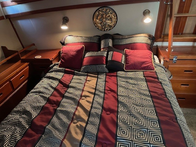 Queen-aft-cabin-64BA8.jpg