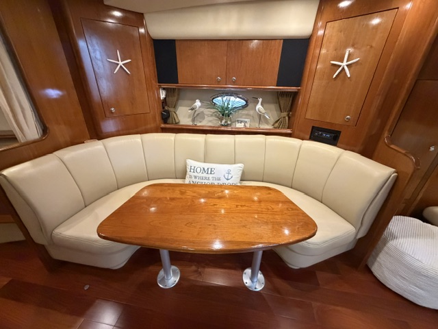 Cruiser-370-salon-couch-354FD.jpeg