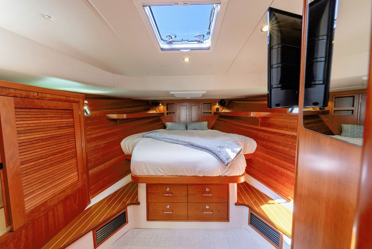 20-Master-Cabin-custom-queen-90B00.jpg