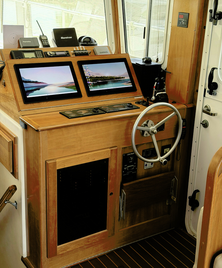 Main-Salon-Helm-Stbd-3-77B3F.jpeg
