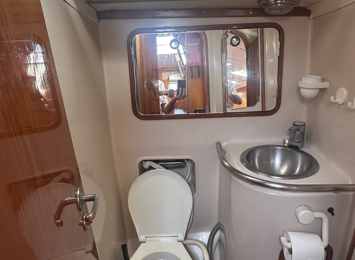 1031 Starboard Aft Head.JPG
