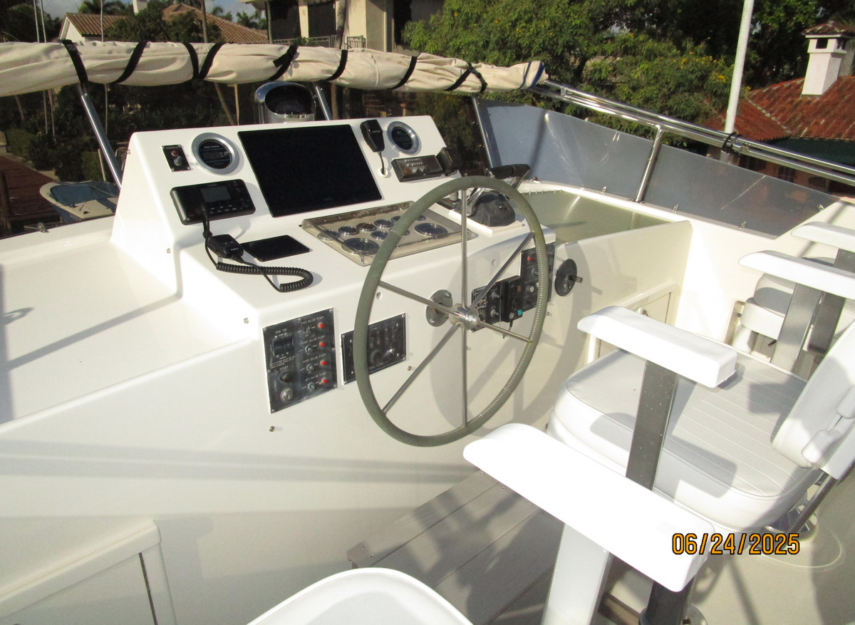 Great Escape flybridge helm1 6-24-25.JPG
