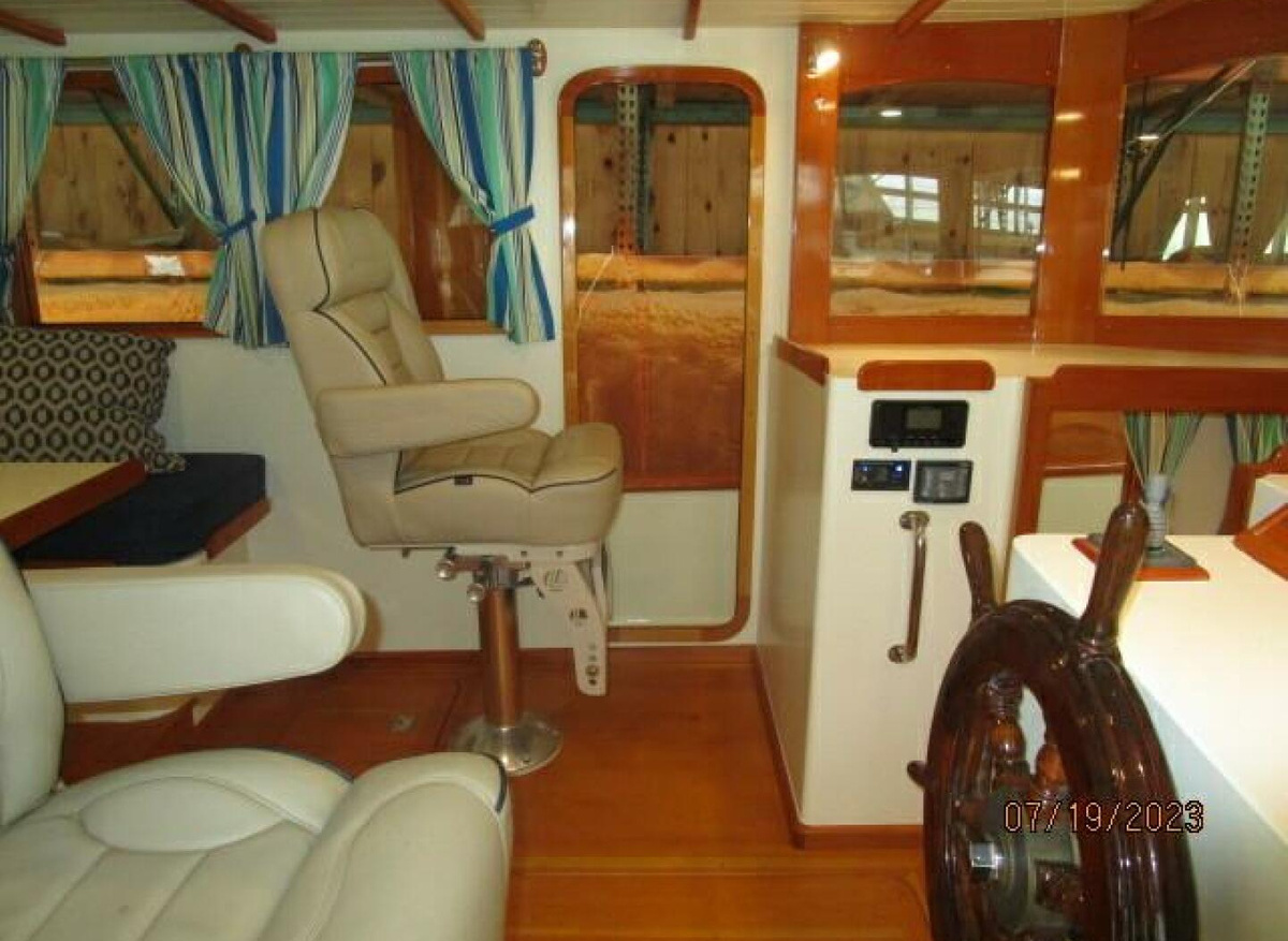 16_2801517_43_flowers_pilothouse_port.jpg