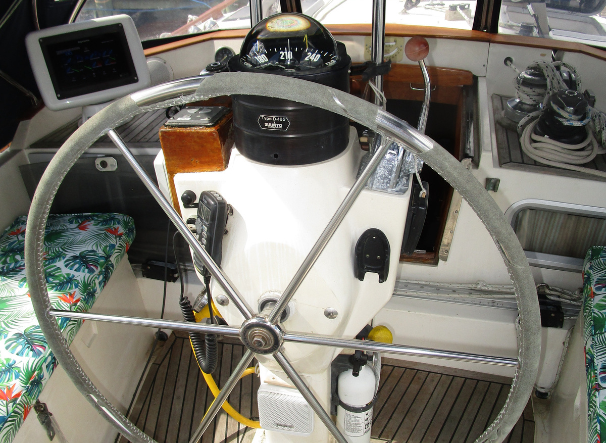 Aurora-cockpit-helm-9-1-25-A0AF9.JPG