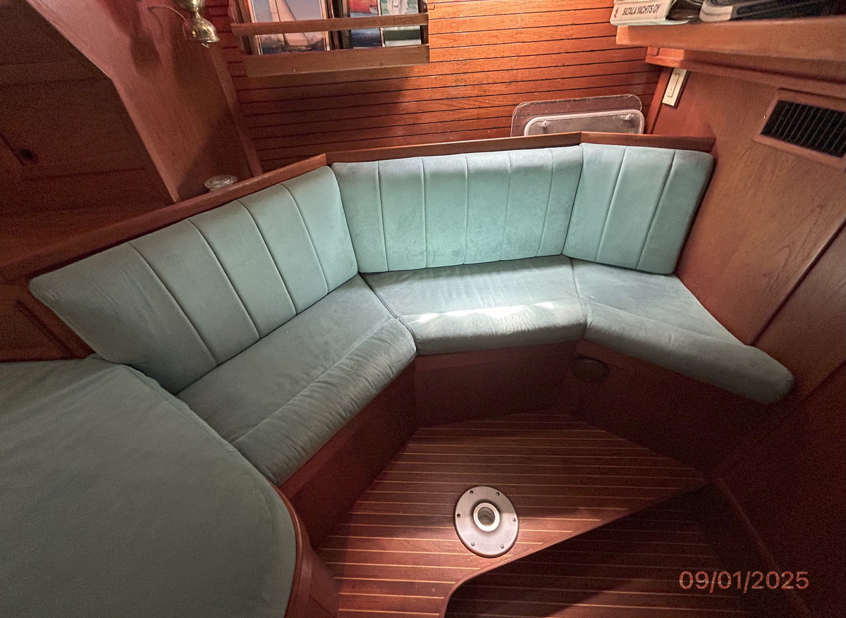 Aurora-master-stateroom-port-seating-hr1-9-1-25-FD575.jpg