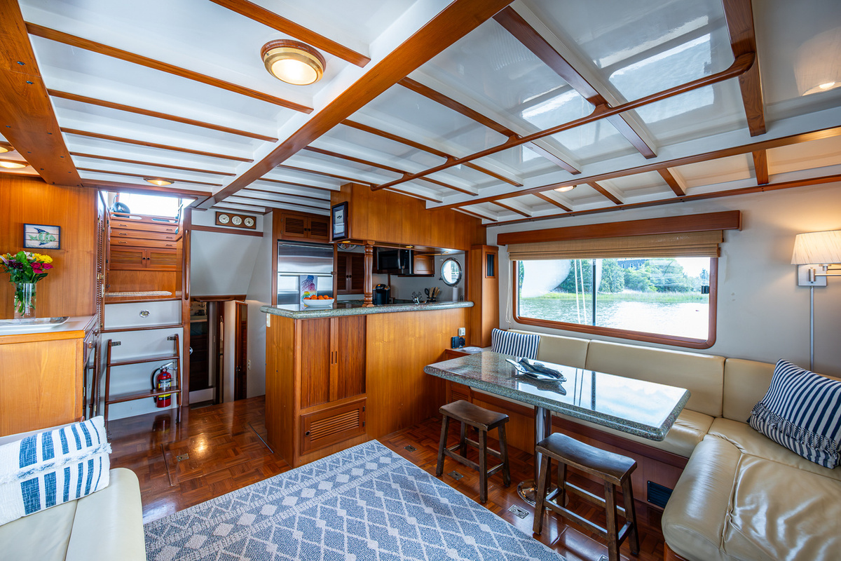 05-Saloon-Looking-Forward-7E4EF.jpg