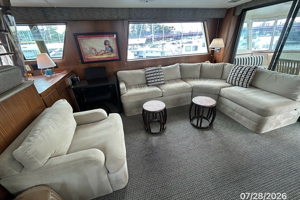Material-Girl-45_-Hatteras-salon-starboard-A02DA.jpg